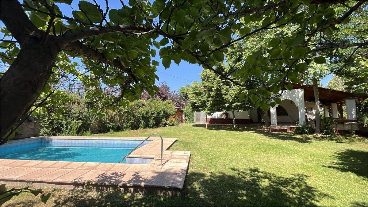 Foto de CASA CON PILETA + DPTO Y QUINCHO -CHACRAS DE CORIA, imagen 2