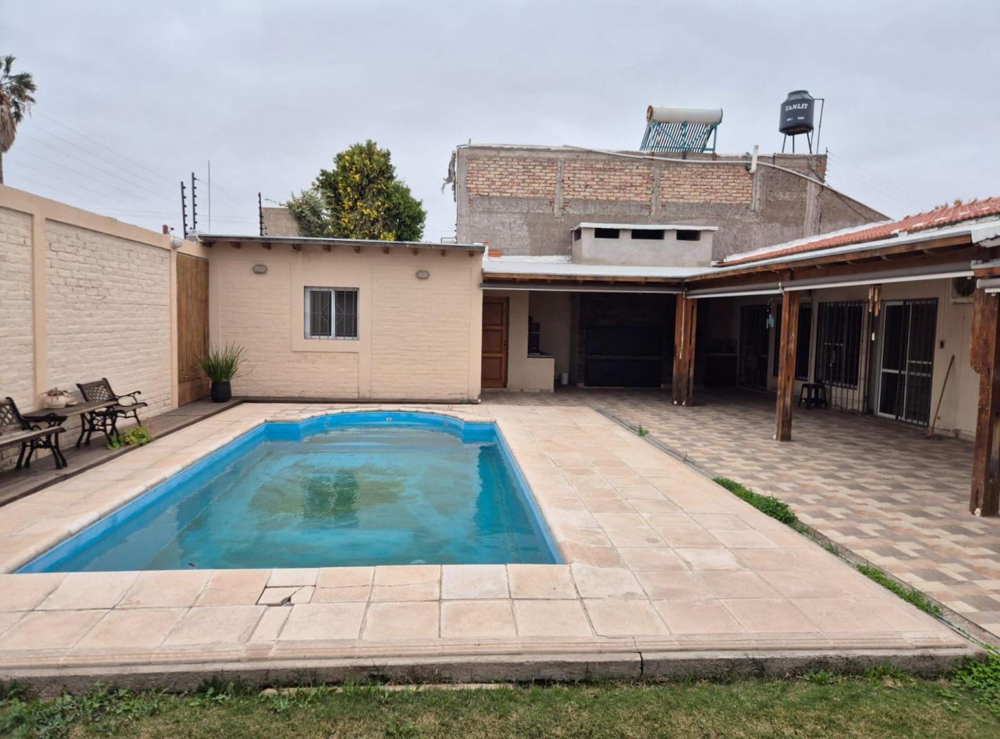 Foto de Casa de gran tamaño y jerarquía en Rivadavia MZA., imagen 3