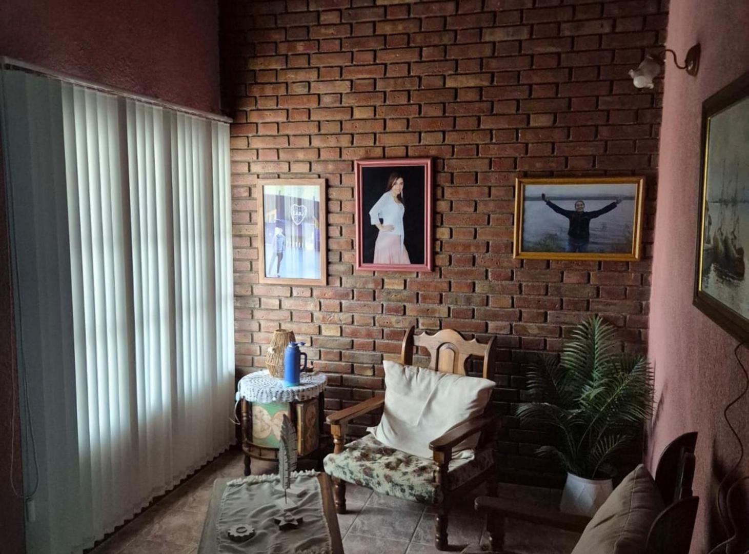 Foto de Casa de gran tamaño y jerarquía en Rivadavia MZA., imagen 1