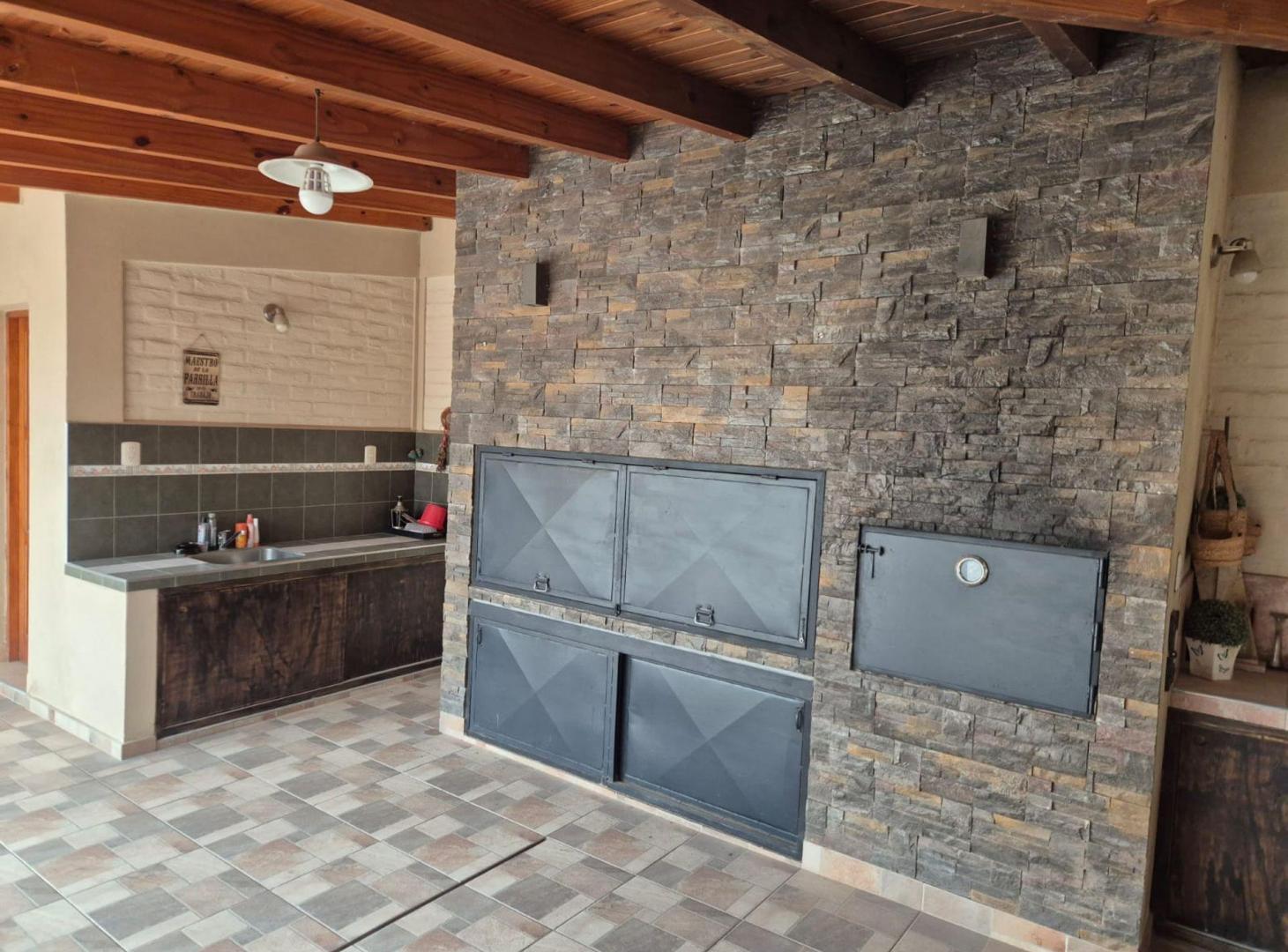 Foto de Casa de gran tamaño y jerarquía en Rivadavia MZA., imagen 2