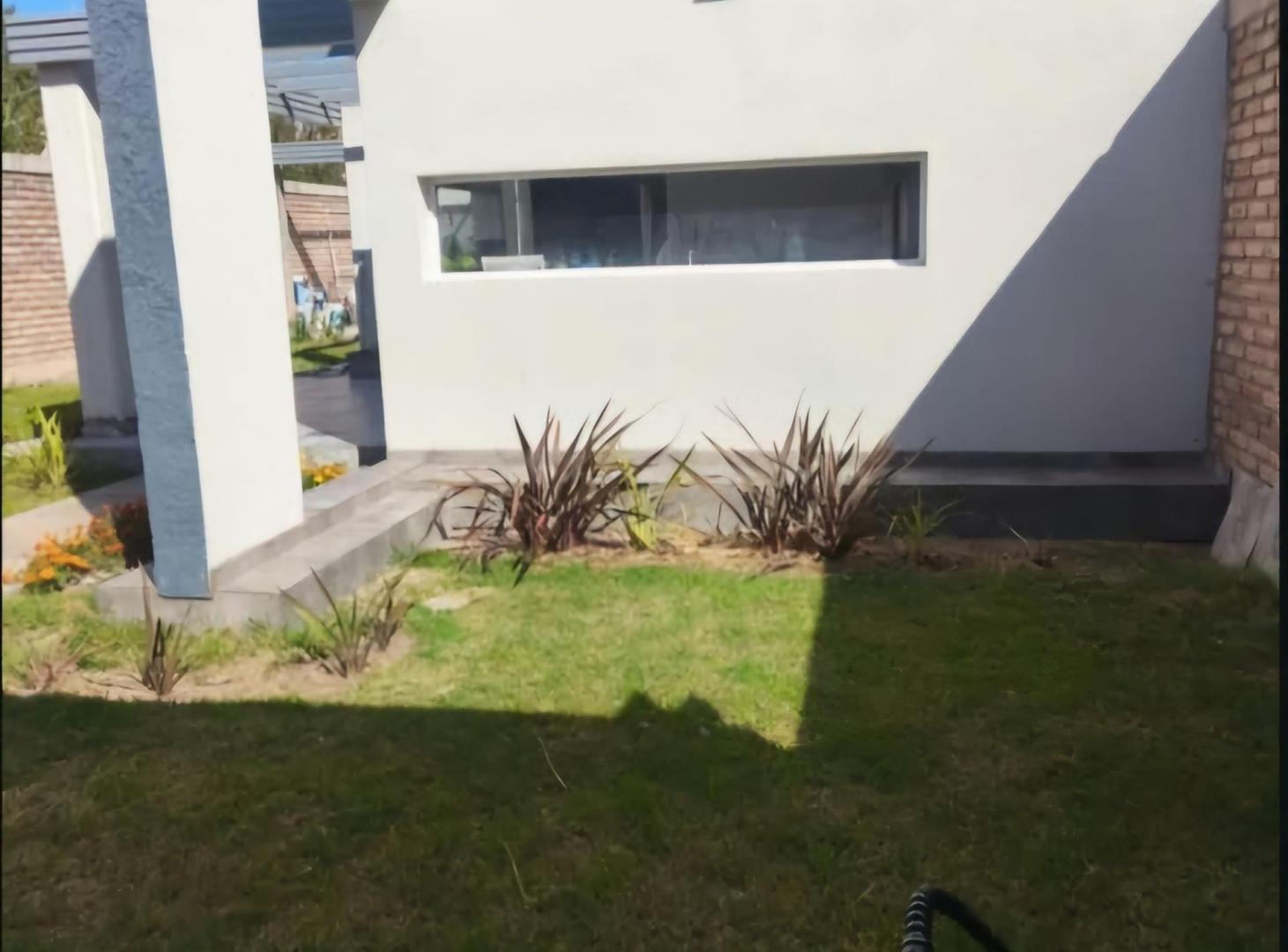 Foto de CASA 3 HAB. PILETA Y COCHERA DOBLE - SAN MARTIN, imagen 2