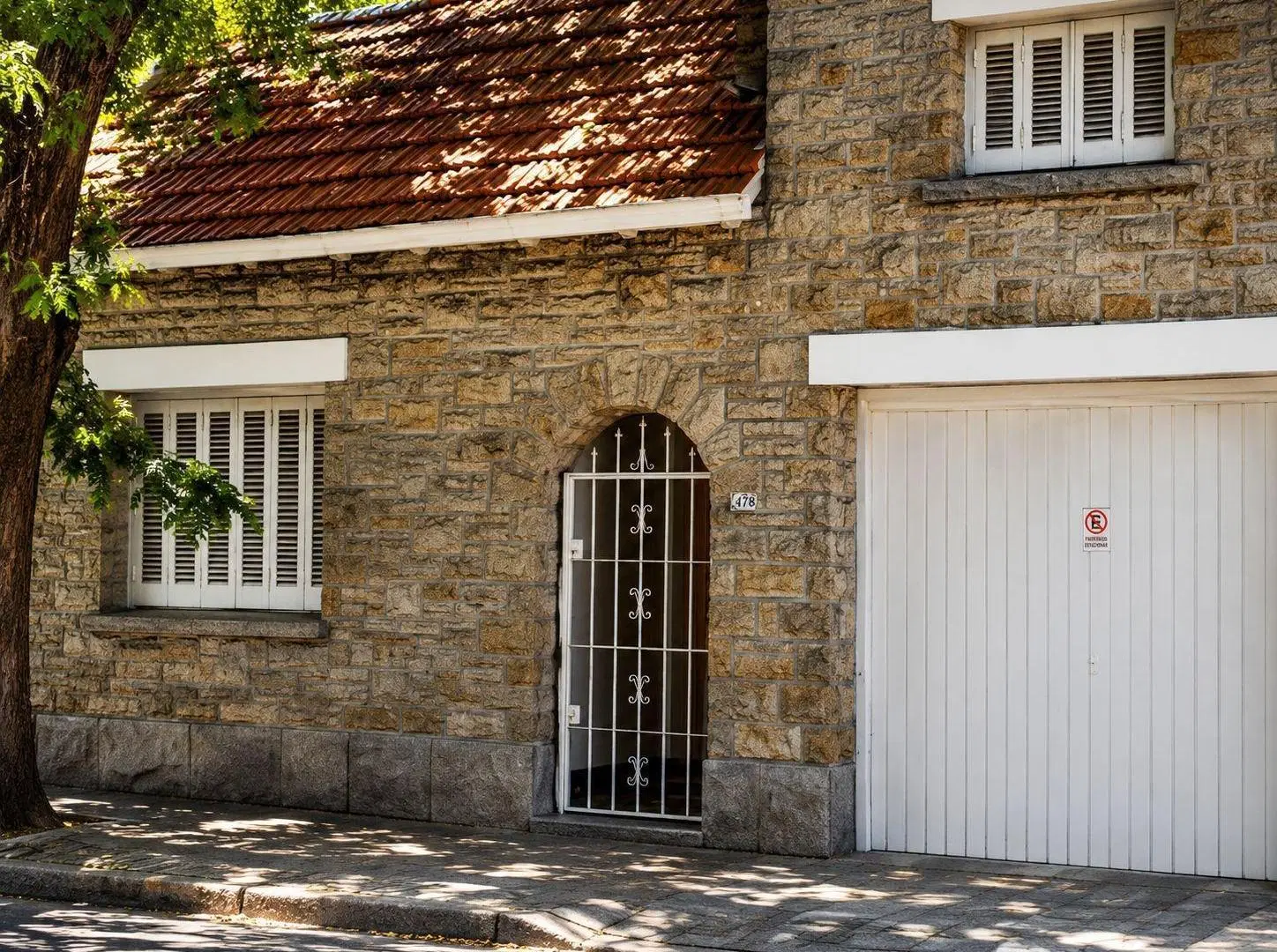Venta en La Perla Casa 4 amb c/cochera y departamento 2 amb 2