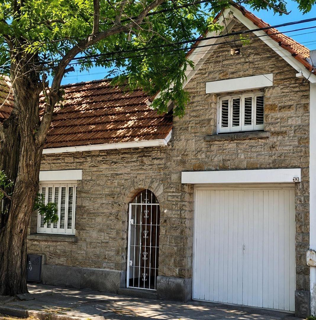 Venta en La Perla Casa 4 amb c/cochera y departamento 2 amb