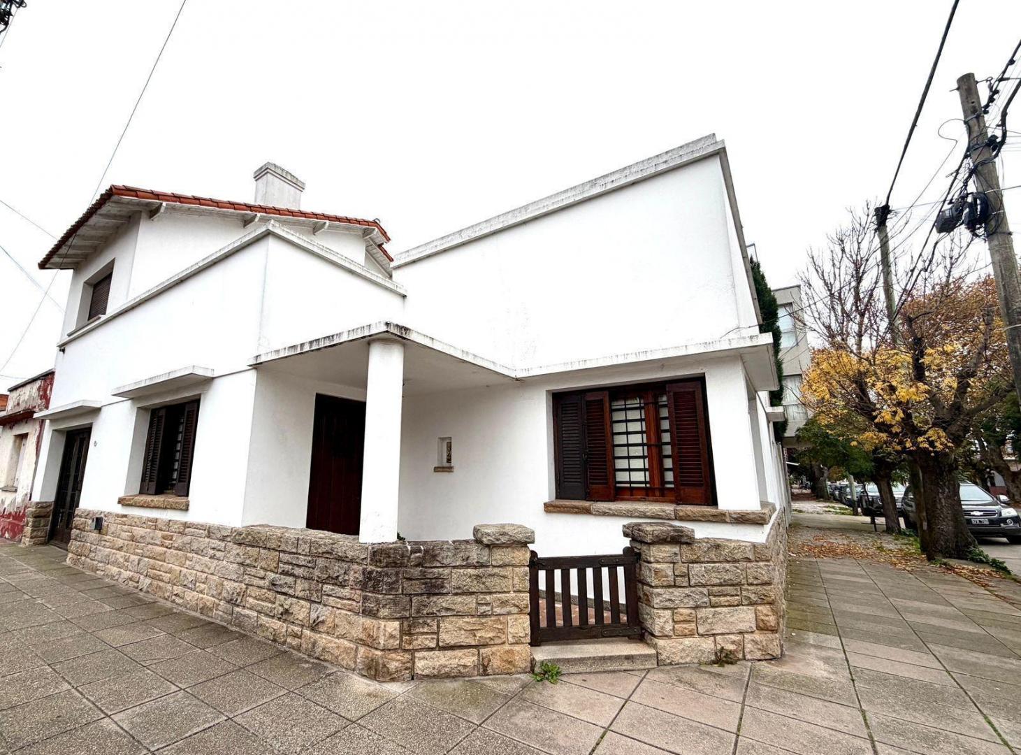 Venta Casa con cochera y dependencia