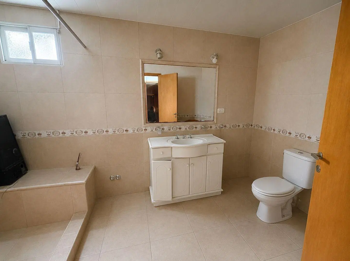 Venta casa 4 amb con departamento 2 ambi en Barrio Aeroparque 4