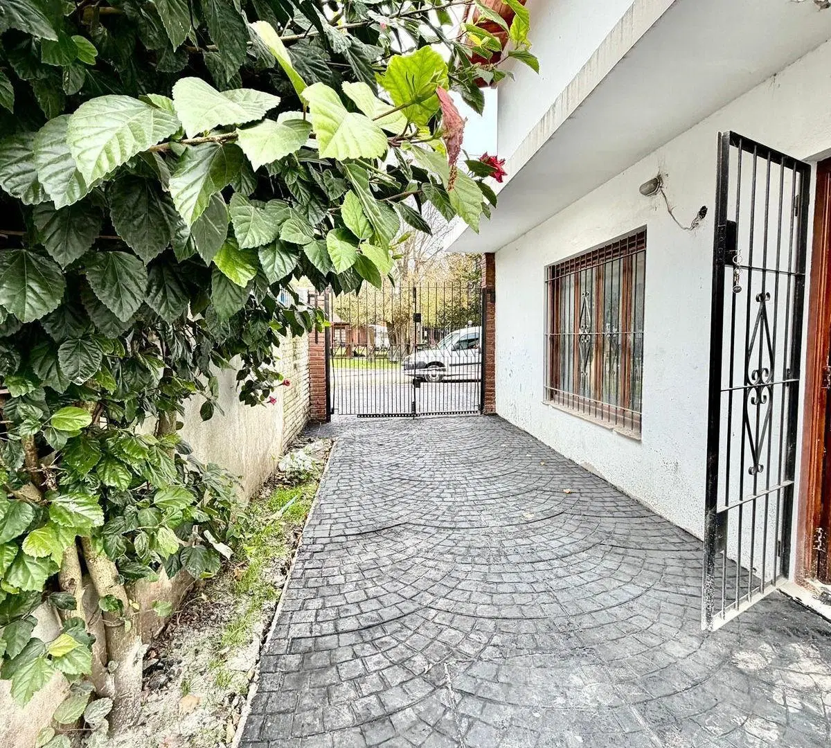 Venta casa 4 amb con departamento 2 ambi en Barrio Aeroparque 2