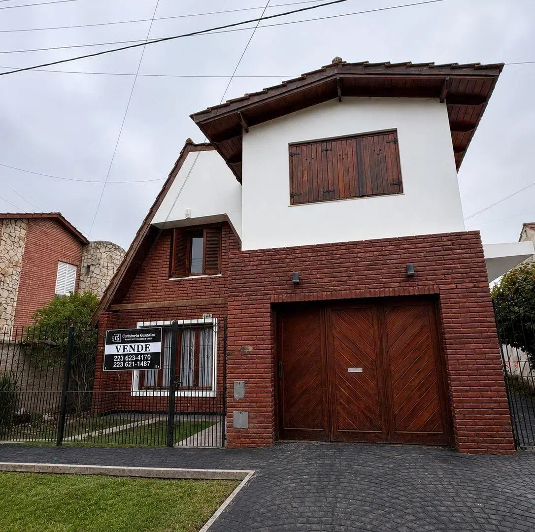 Venta casa 4 amb con departamento 2 ambi en Barrio Aeroparque 8