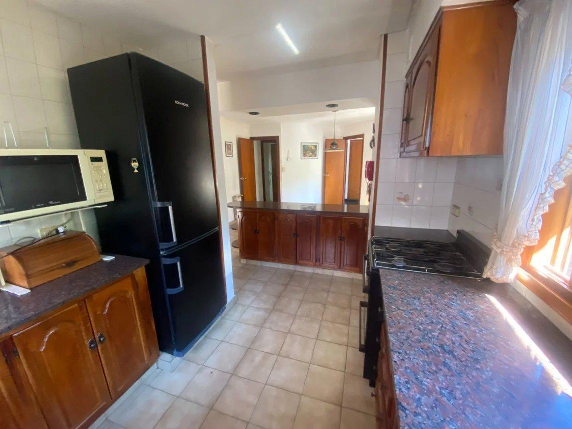Foto de Venta chalet 4 ambientes en dos plantas con quincho y cochera ubicado, imagen 3