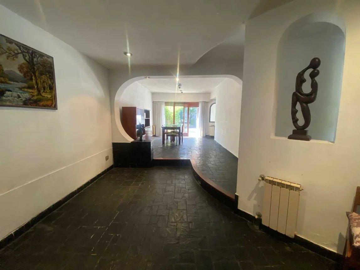 Foto de Venta chalet 4 ambientes en dos plantas con quincho y cochera ubicado, imagen 1