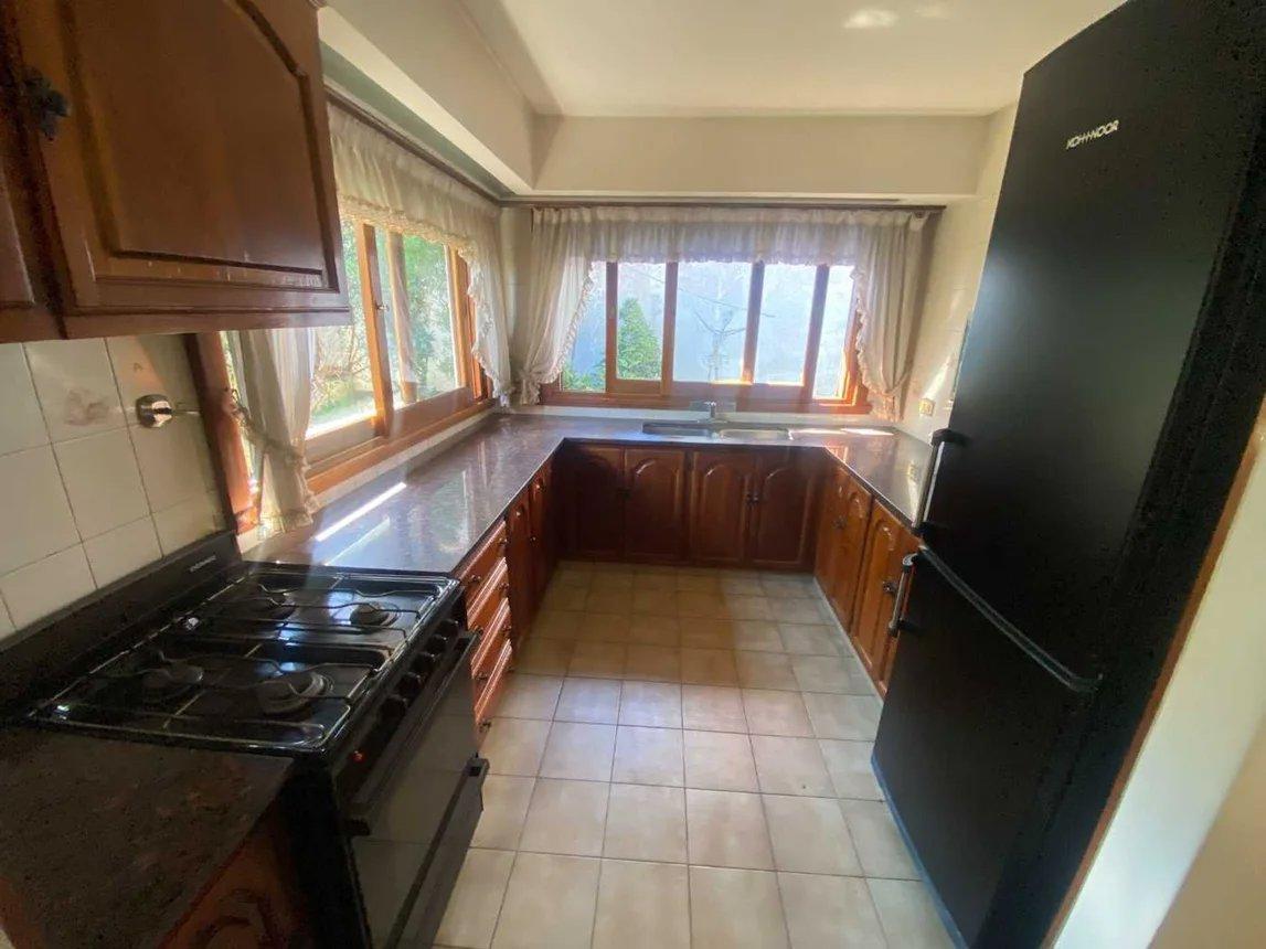 Foto de Venta chalet 4 ambientes en dos plantas con quincho y cochera ubicado, imagen 5