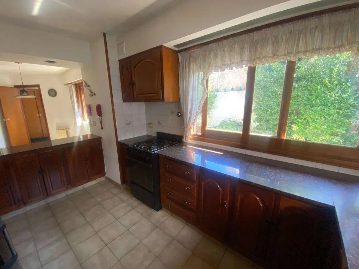 Foto de Venta chalet 4 ambientes en dos plantas con quincho y cochera ubicado, imagen 4