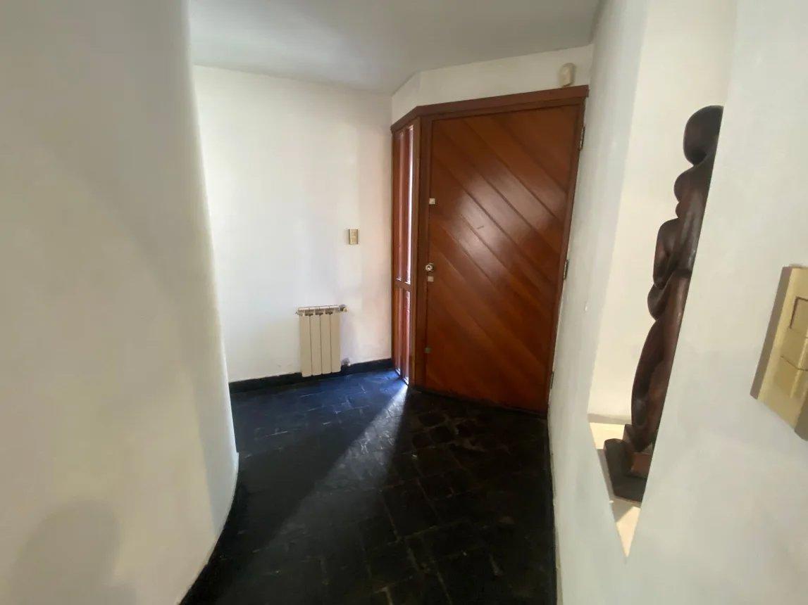 Foto de Venta chalet 4 ambientes en dos plantas con quincho y cochera ubicado, imagen 2
