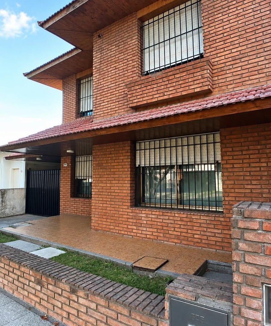 Foto de VENTA CHALET 6 AMBIENTES BARRIO ALFAR, imagen 2