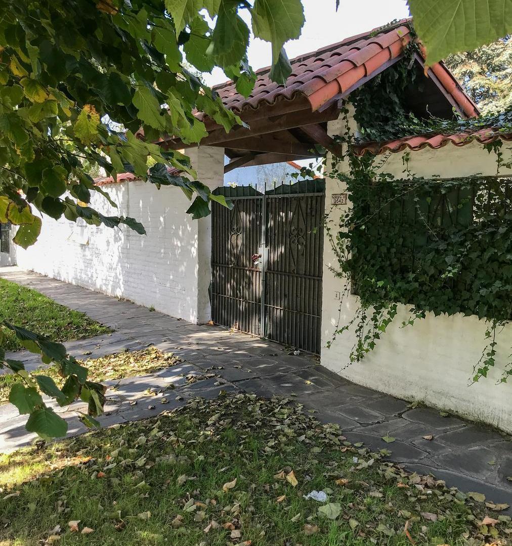 ALQUILER POR TEMPORADA - Chalet 3 ambientes, 5 plazas. Amplio parque y quincho.
