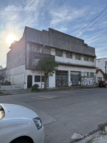 Amplio Galpón sobre dos terrenos en barrio las Avenidas