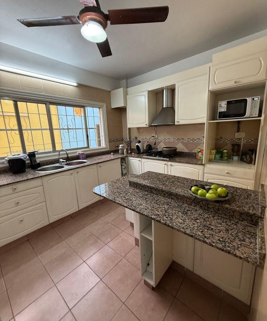 Foto de CASA EN VENTA EN VILLA DEVOTO – 3 DORMITORIOS – GARAGE – QUINCHO – GRAN, imagen 2