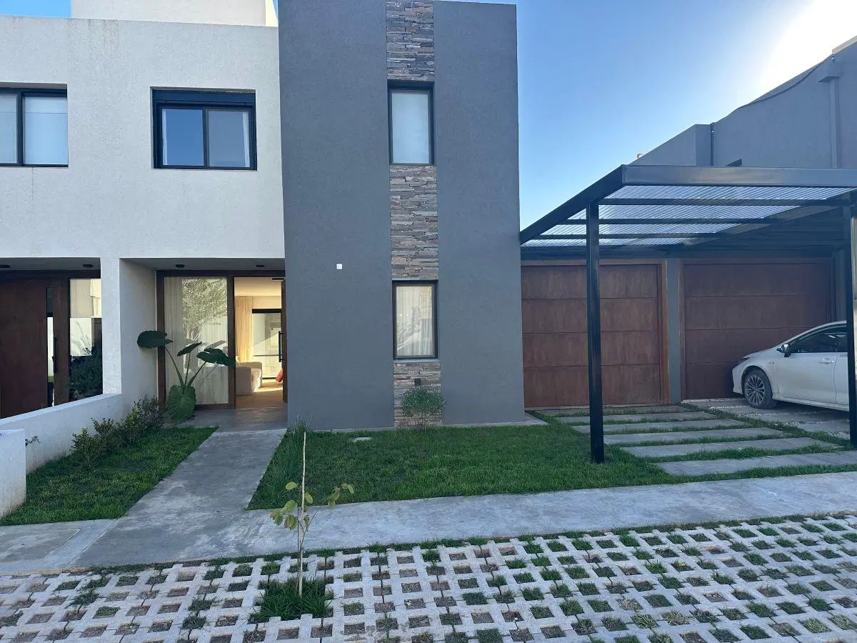 VENDO-DUPLEX-INAUDI-INTROVA-3 DOR-LIVING COMEDOR-GALERIA CON ASADOR-JARDIN-COCHERA 2 -RADIADORES- 4