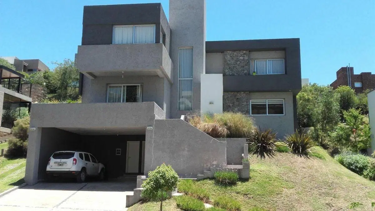 VENDO - LA RUFIUNA - CENTRAL - 3 DORM - ESCRITORIO - GALERIA CON ASADOR - PILETA - COCHERA 2 AUTOS 1