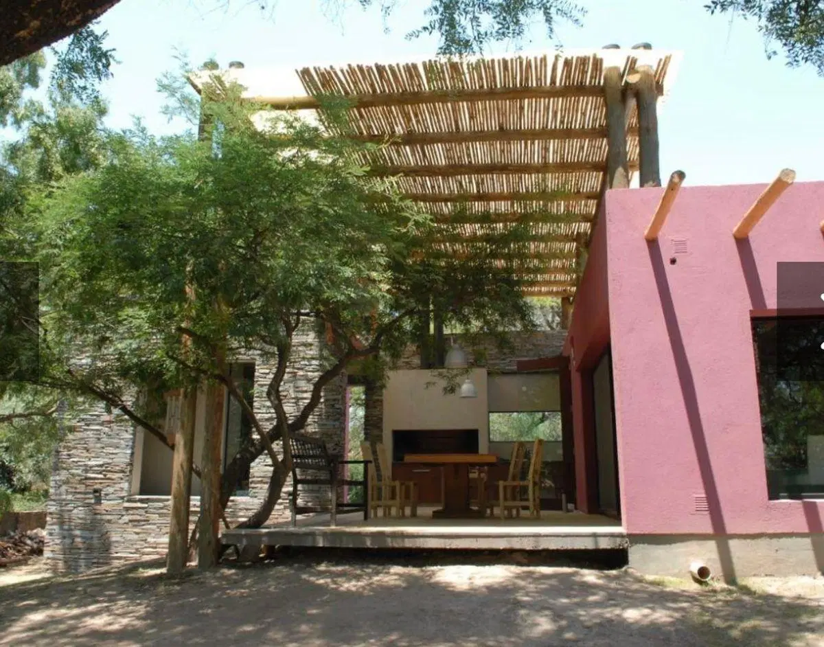 VENDO - VILLA ALLENDE - AVENIDA ARGENTINA - IMPECABLE - 3 DORMITORIOS - QUINCHO 5