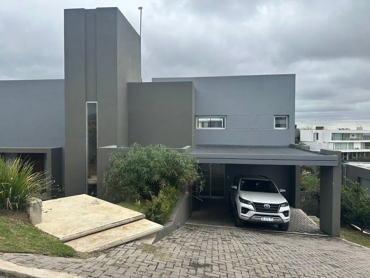 VENDO - LA RUFINA - IMPECABLE PROPIEDAD - 4 DORM. -PLAY ROOM - LAVAD - GALERIA - PILETA - COCHERA 2 4