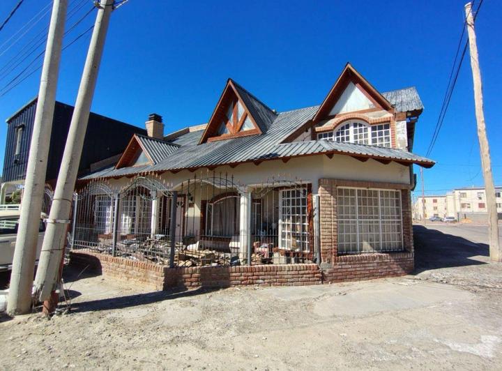 CASA 4 DORMITORIOS - ABEL AMAYA- COMODORO RIV. 1
