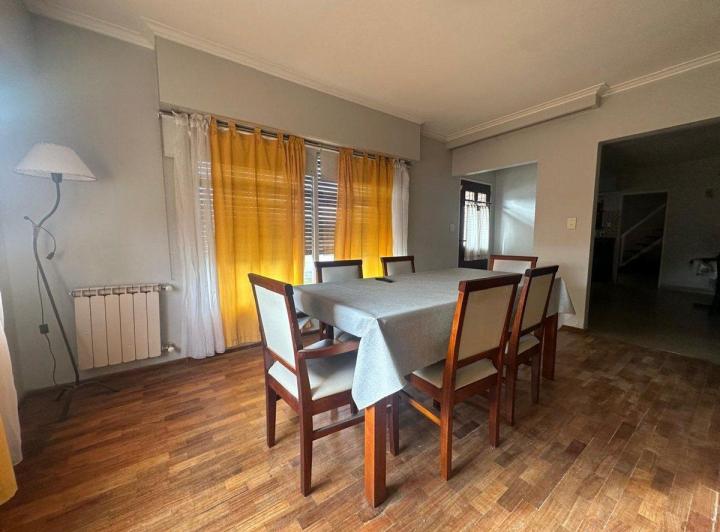 CASA 4 DORMITORIOS BARRIO PUEYRREDON 2