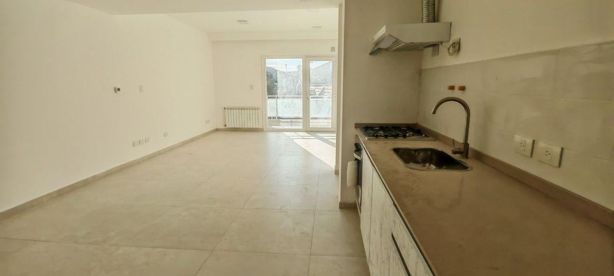 Monoambiente con balcón, parrilla y cochera