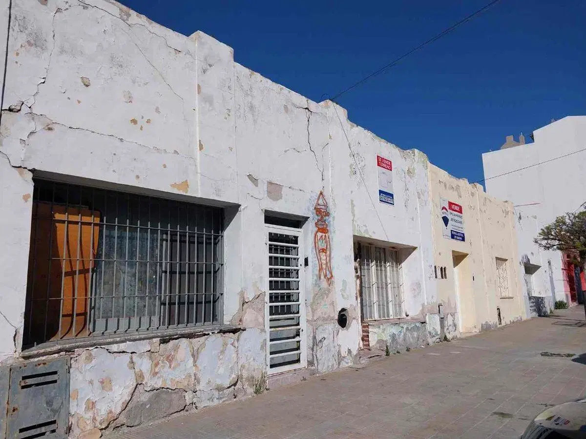 LOCALES A REFACCIONAR O DEMOLER CON AMPLIO TERRENO 3