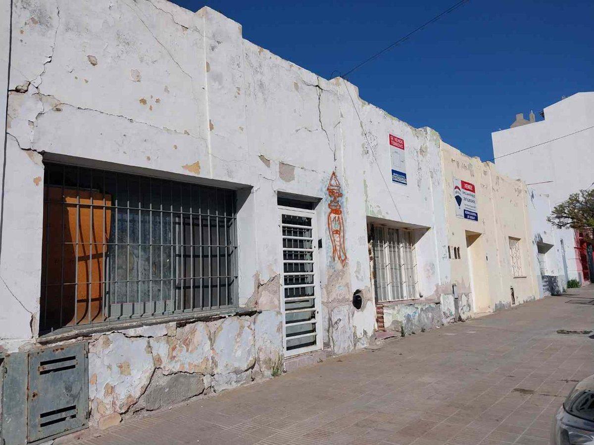 LOCALES A REFACCIONAR O DEMOLER CON AMPLIO TERRENO