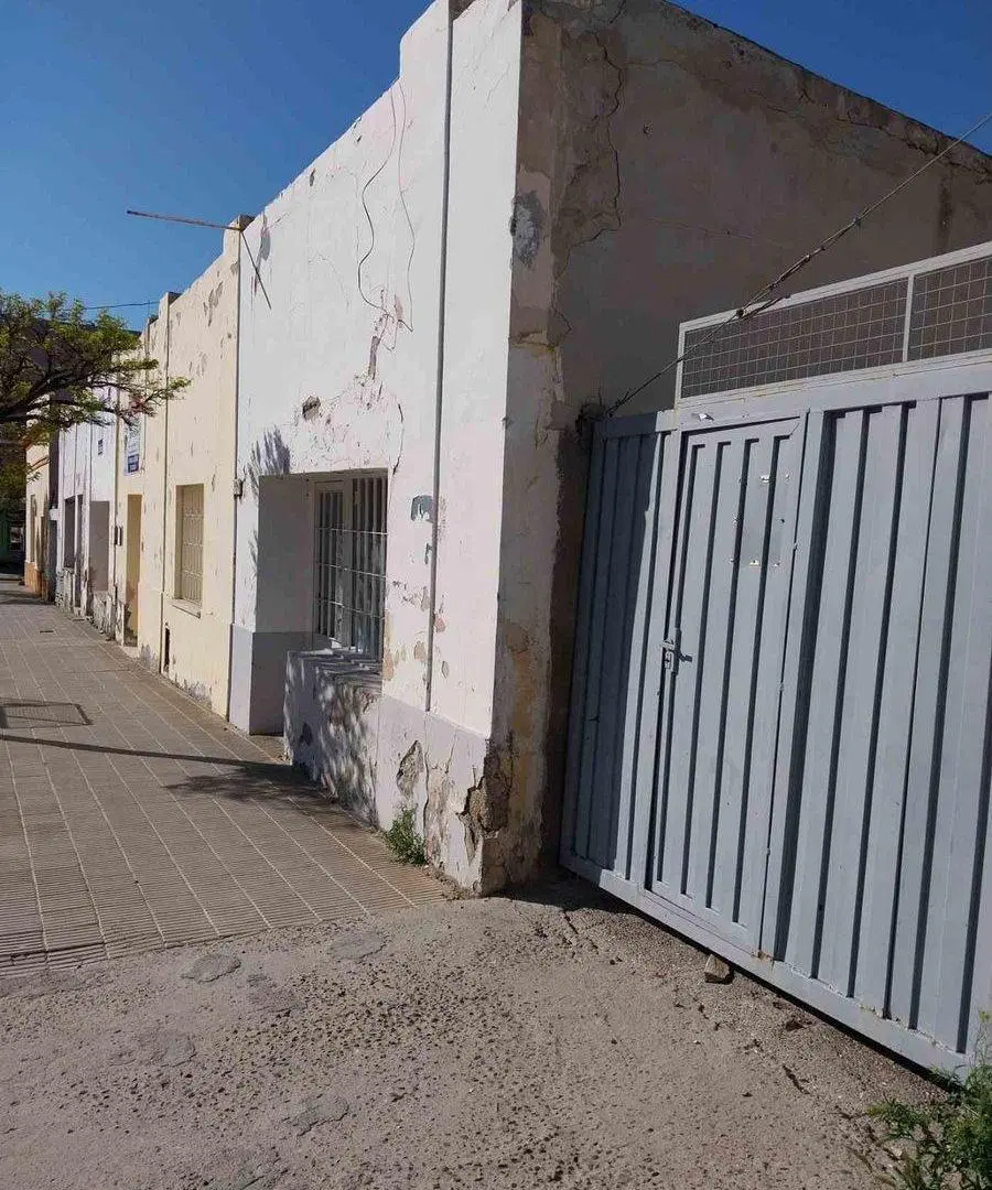 LOCALES A REFACCIONAR O DEMOLER CON AMPLIO TERRENO 4