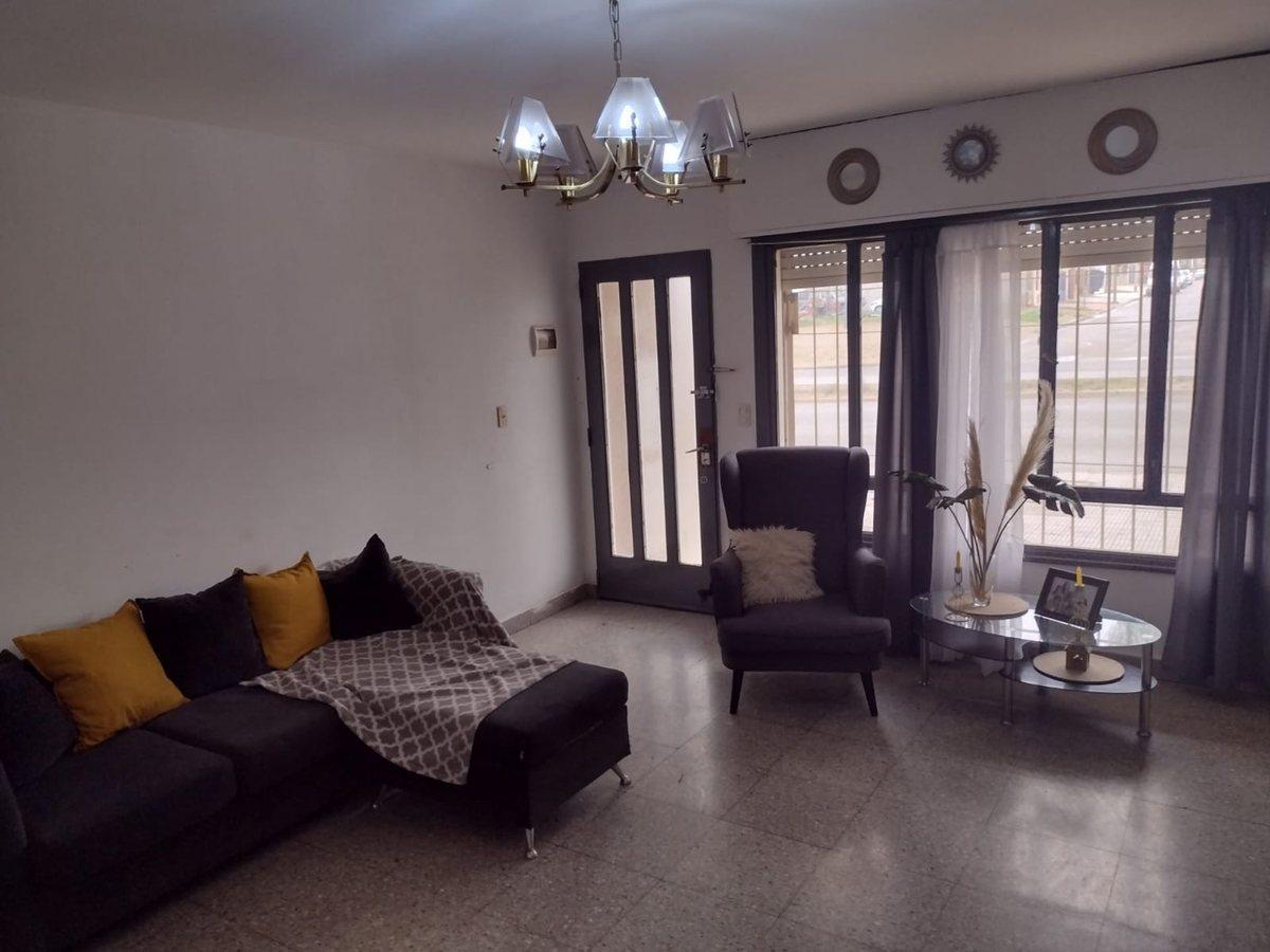 CASA DE 3 DORM. / QUINCHO GARAGE EN BARRIO ROCA
