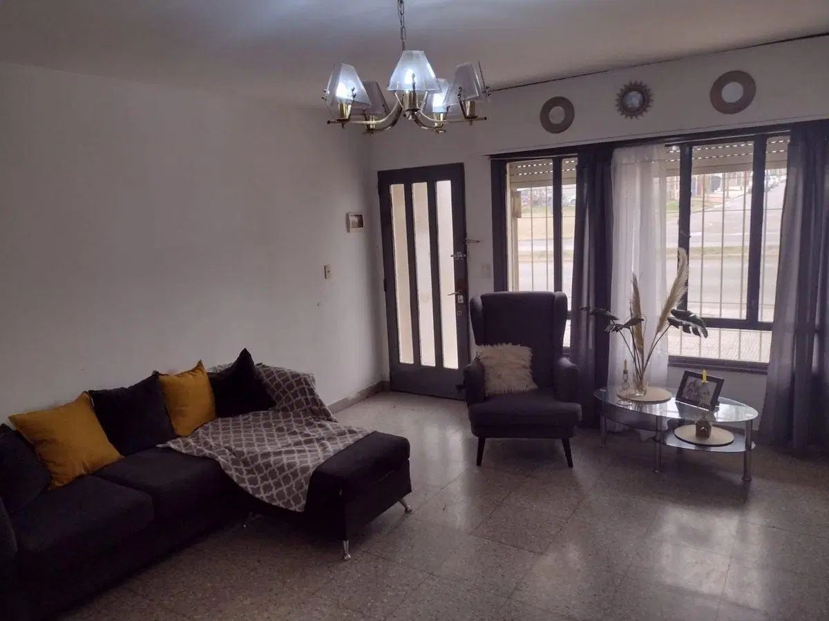 CASA DE 3 DORM. / QUINCHO GARAGE EN BARRIO ROCA 2