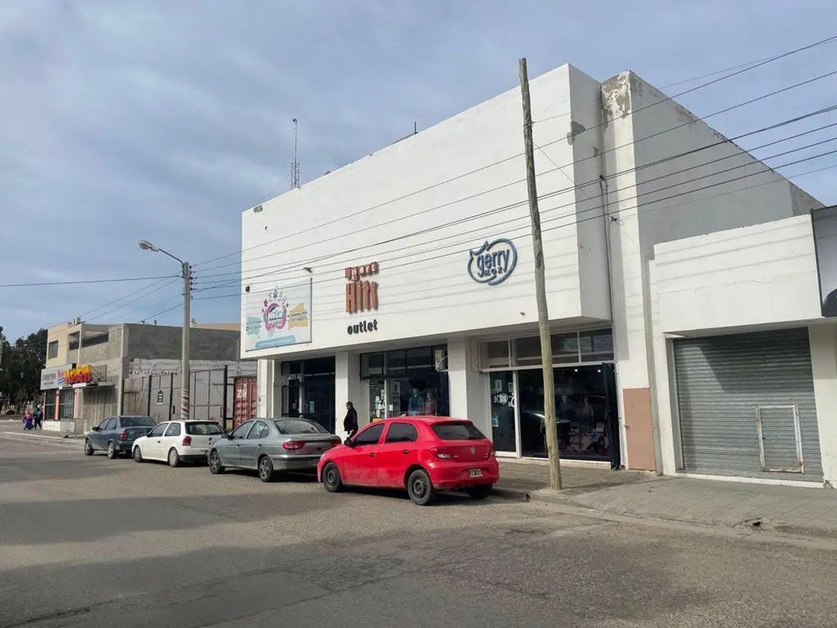 3 LOCALES SOBRE AV. KENNEDY JUNTOS O SEPARADOS 4