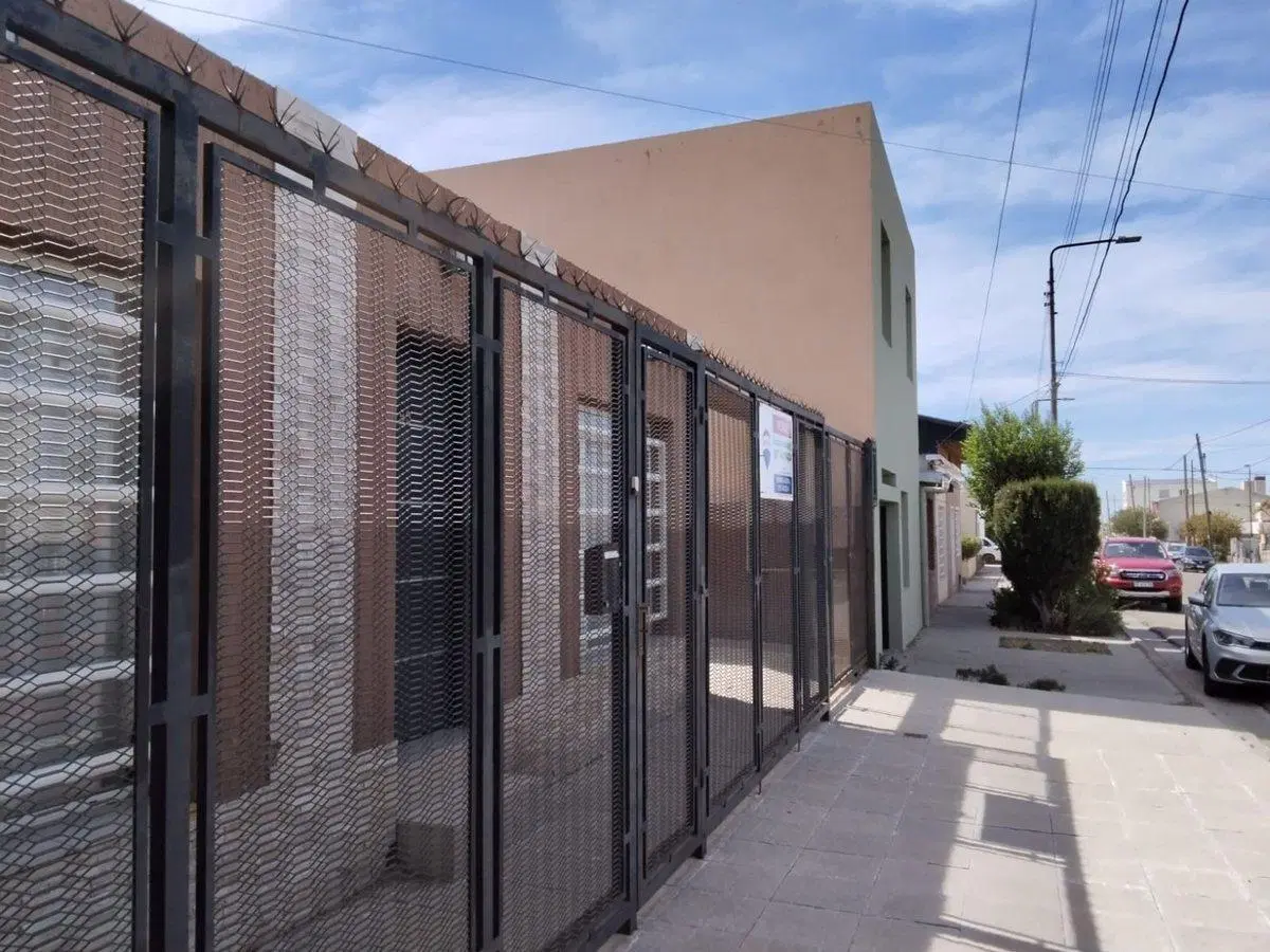 CASA EN Bº ROCA: 3 DORM SUITE, QUINCHO MAS GARAGE 2