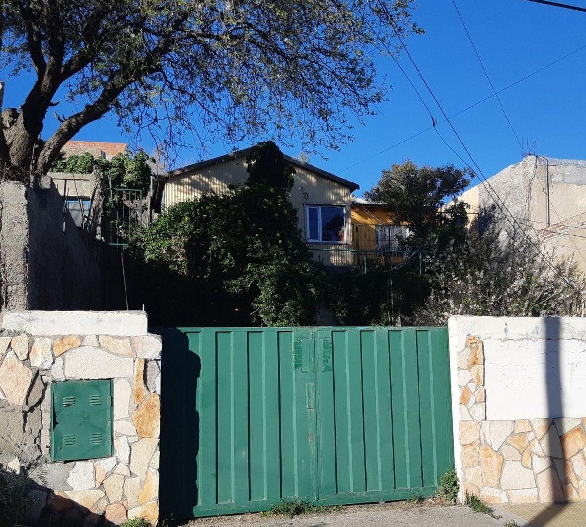 2 CASAS SOBRE 540m2 TERRENO a Mts AVDA RIVADAVIA