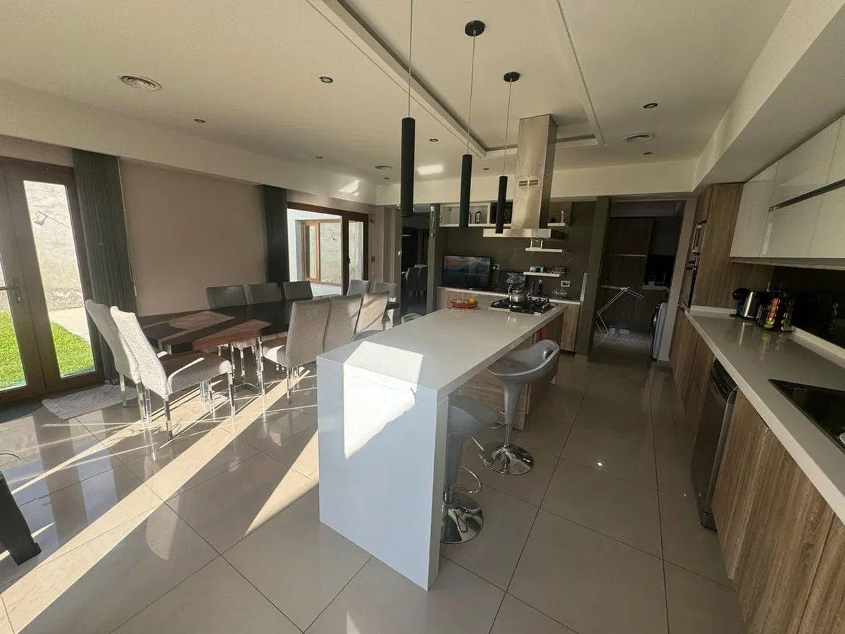 Casa 5 dormitorios en zona norte 3