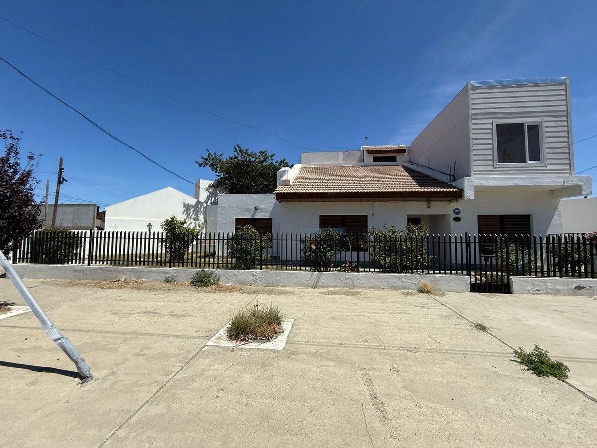 CASA 4 DORMITORIOS BARRIO PUEYRREDON