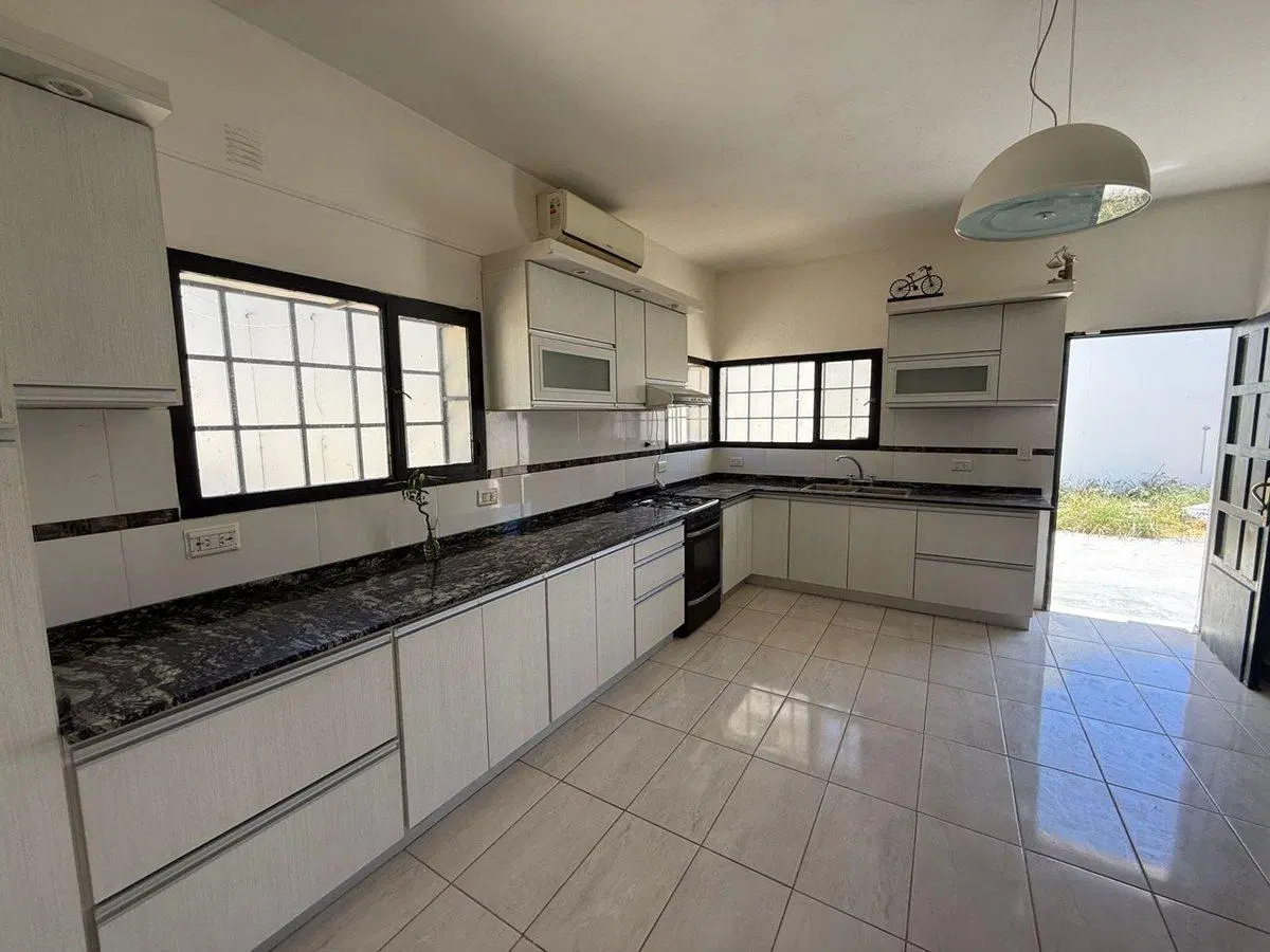 CASA 4 DORMITORIOS BARRIO PUEYRREDON 3