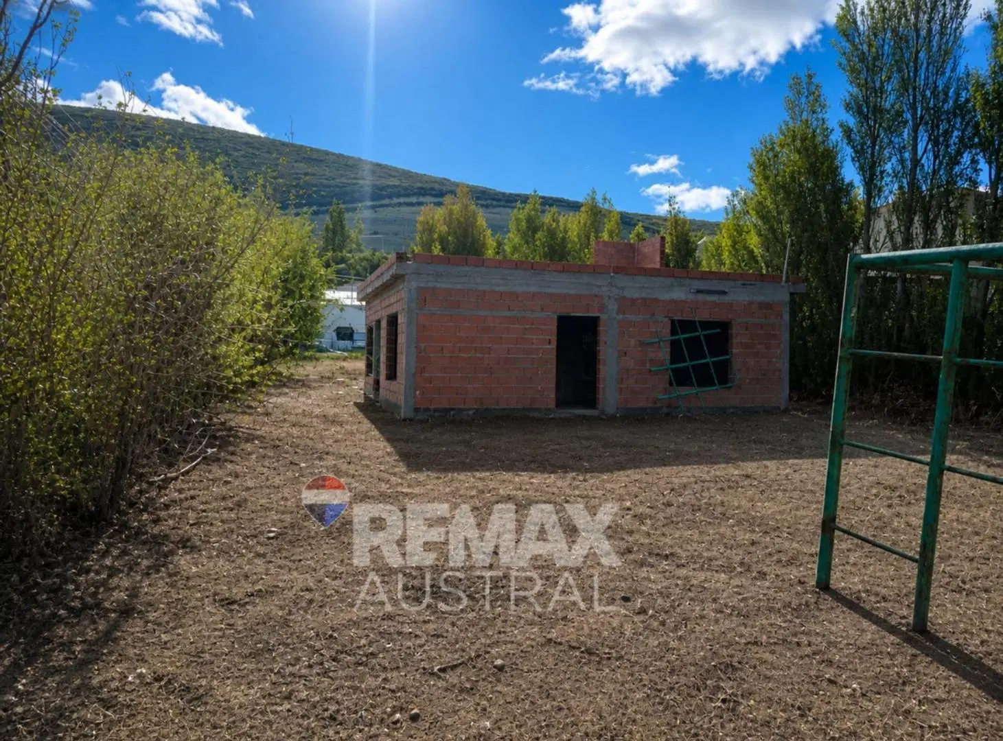 CASA A TERMINAR CON LOTE DE 557 MTS2 4