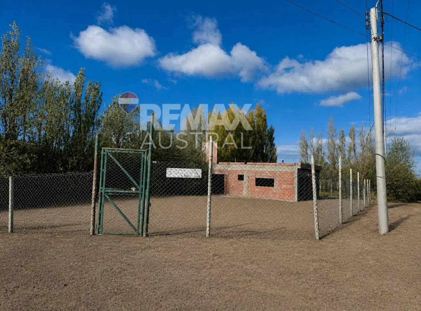 CASA A TERMINAR CON LOTE DE 557 MTS2 5