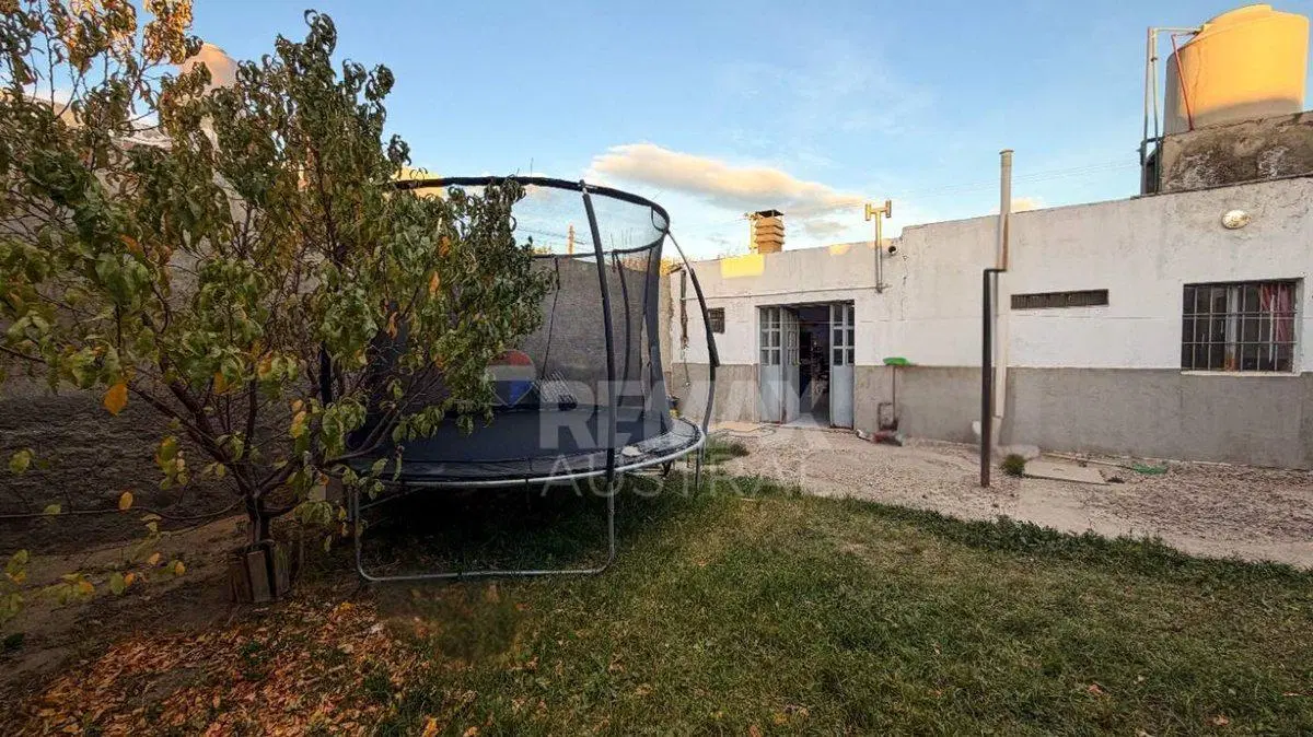 VENTA CASA 3 DORMITORIOS, QUINCHO, GARAGE Y PATIO 5