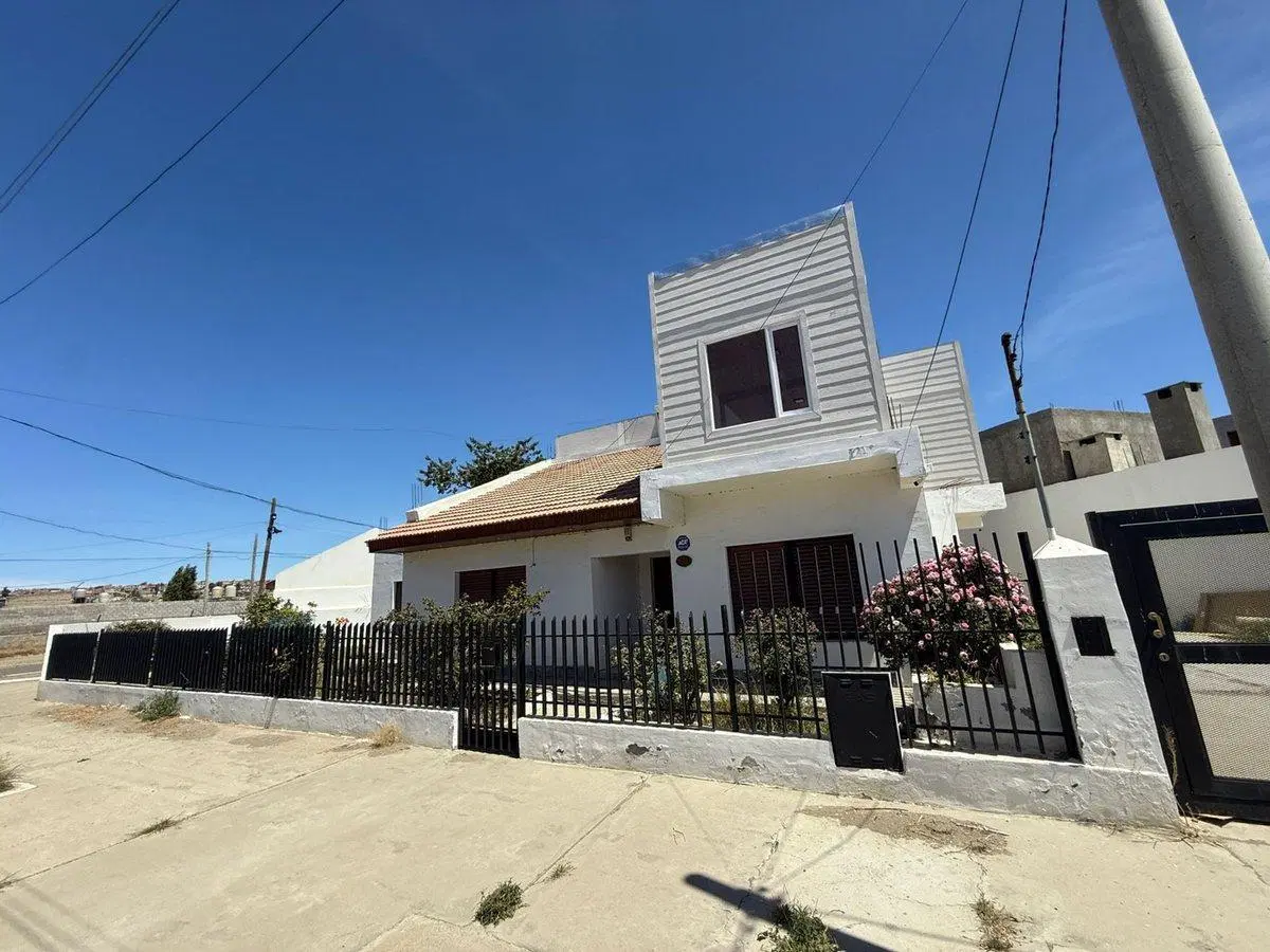 CASA 4 DORMITORIOS BARRIO PUEYRREDON 2