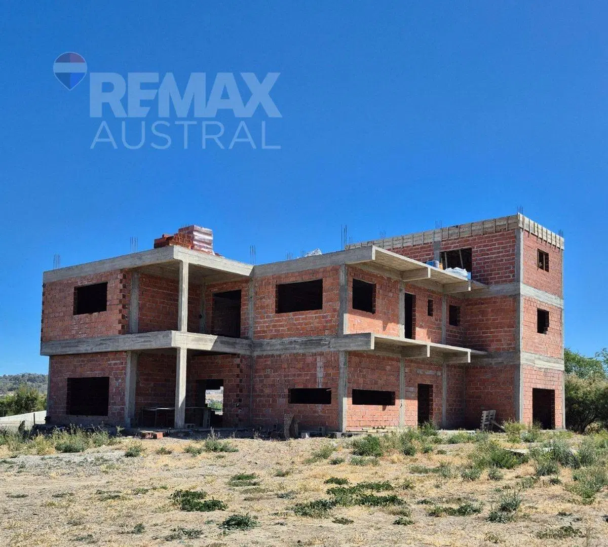 Lote con construcción a terminar 2