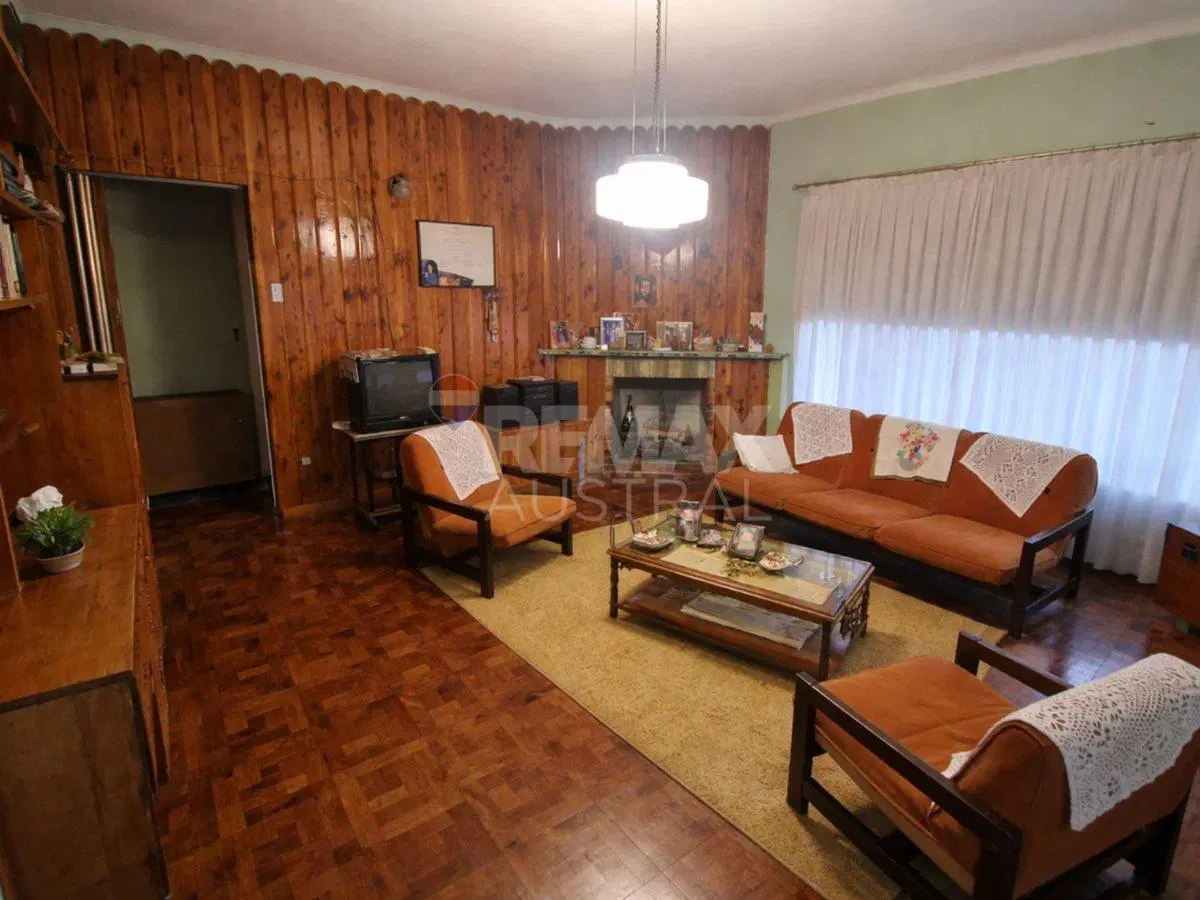 VENTA CASA DE 3 DORMITORIOS CON GALPON - SARMIENTO 4