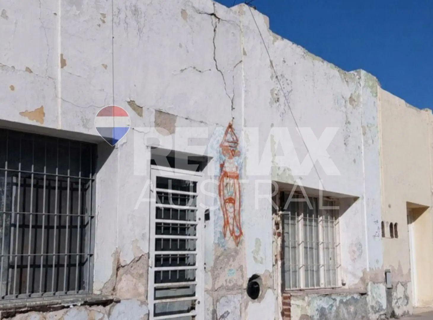 LOCALES A REFACCIONAR O DEMOLER CON AMPLIO TERRENO 2