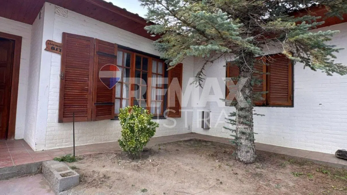 CASA EN RADA TILLY 3 DORMITORIOS Y QUINCHO 4