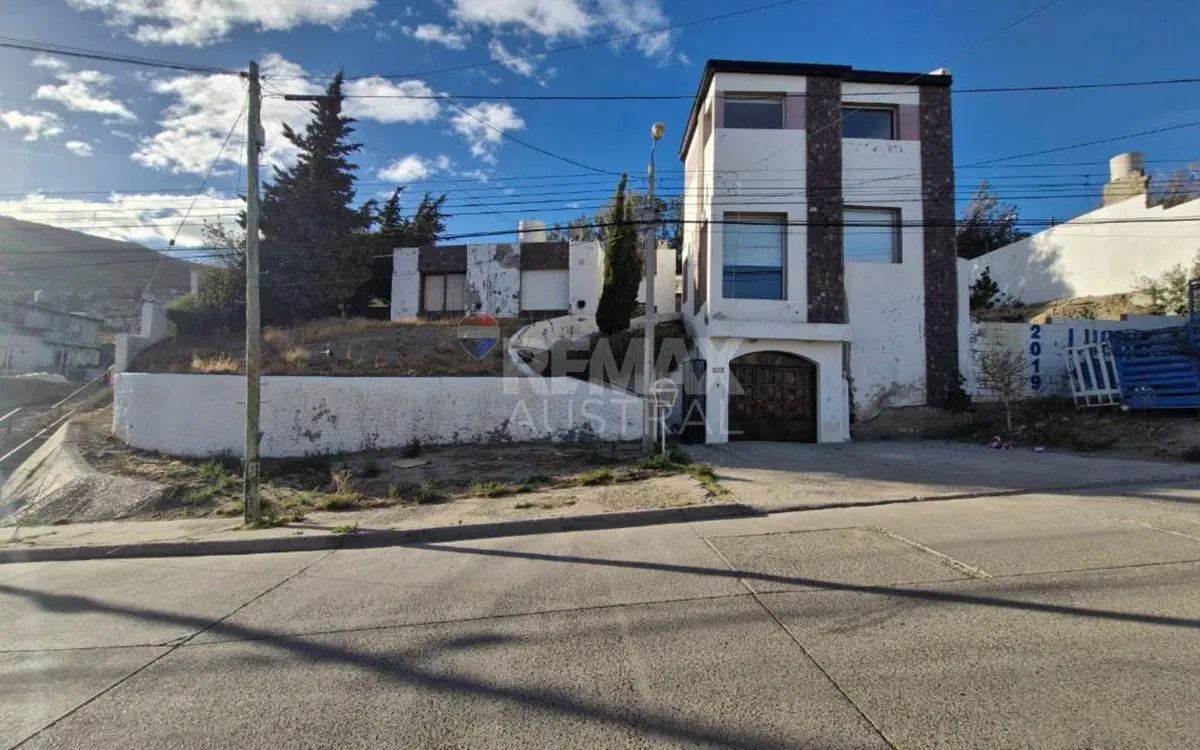 CASA 3 DORMITORIOS Y 2 BAÑOS - JORGE NEWBERY 2