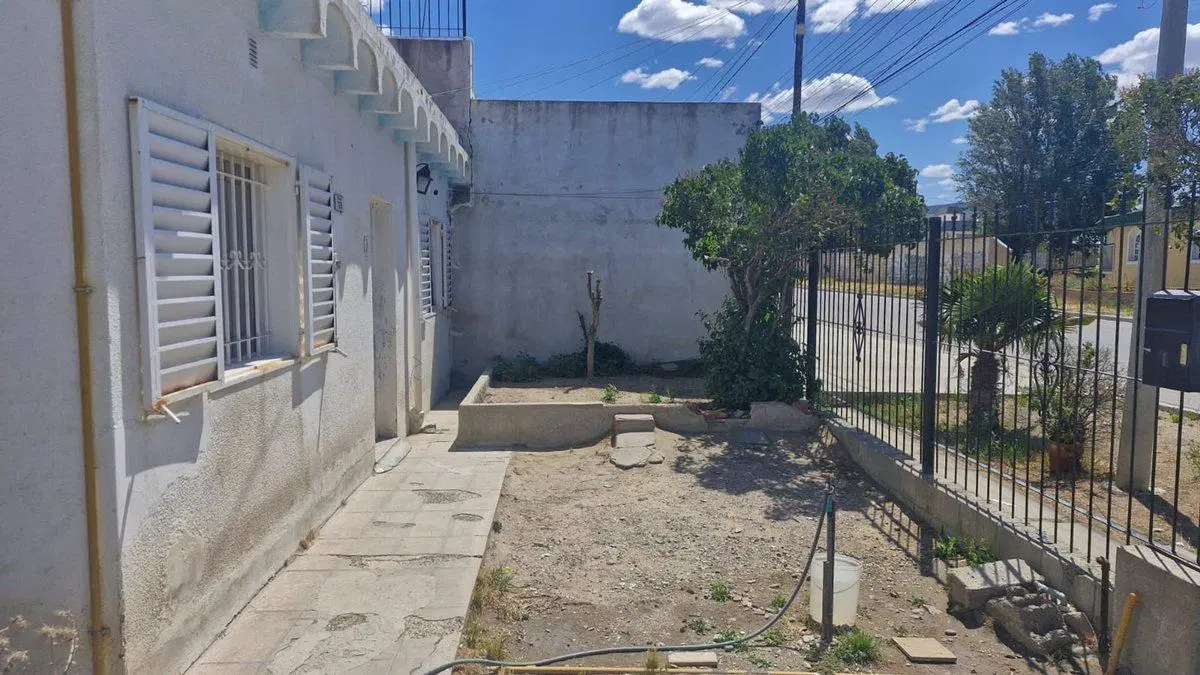 CASA 3 DORMITORIOS A METROS DE AV. CANADA 4