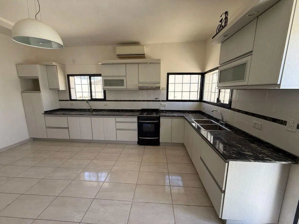 CASA 4 DORMITORIOS BARRIO PUEYRREDON 8