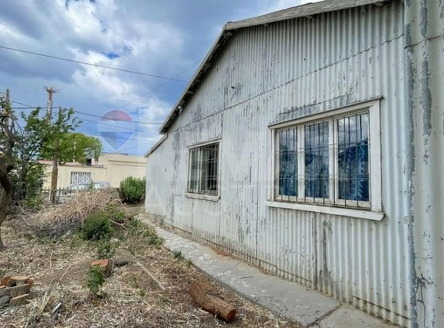 Terreno con Casa Ypefiana, con salida a 2 calles 2